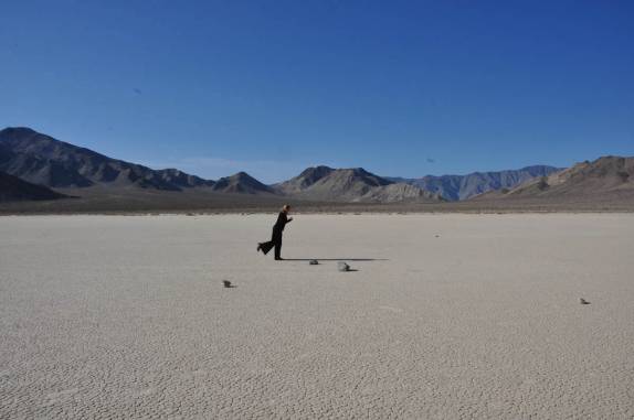 Apostando corrida com as pedras do 'Race Track', no Death Valley National Park, na Califórnia - EUA